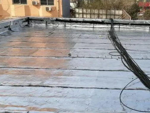广平卫生间漏水维修公司分享下广平屋面楼顶防水刚性防水层施工要点。